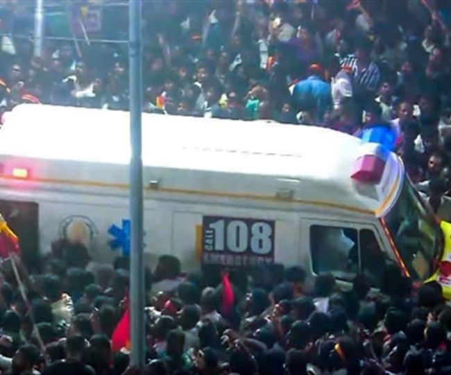 विजय के सार्वजनिक कार्यक्रम के दौरान भगदड़ के बाद एम्बुलेंस घायलों को सरकारी मेडिकल कॉलेज ले गई